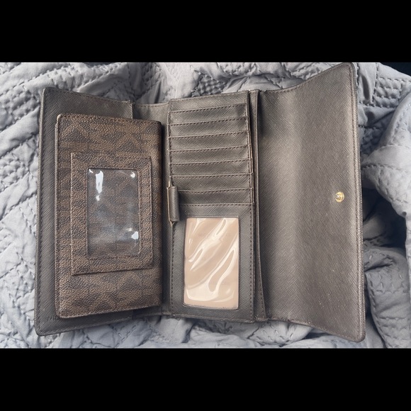 Michael Kors checkbook wallet - Picture 2 of 9